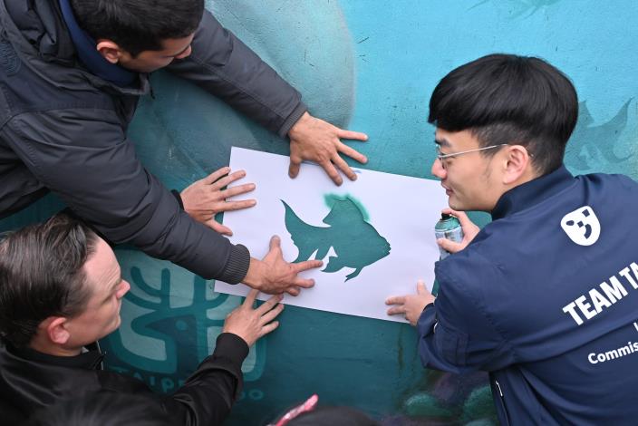 Commissioner Wei Yin of the Taipei City Government’s Department for Youth, Director Chu Hsiao-Fen of Taipei Zoo, and artists complete the artwork together.
