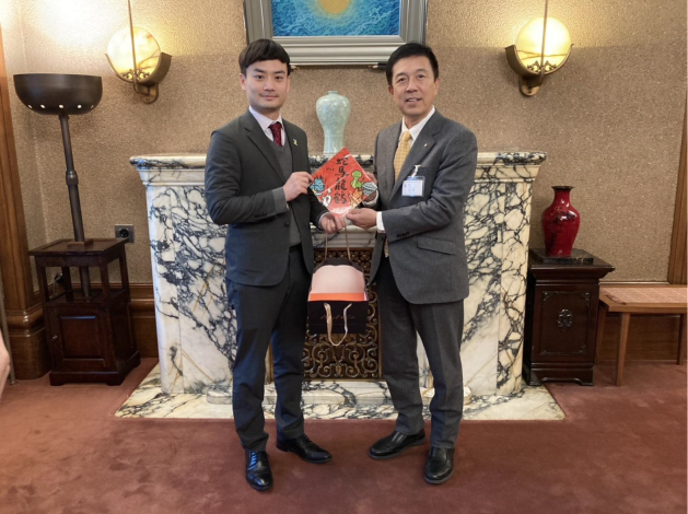 Commissioner Wei Yin of the Taipei City Government’s Department for Youth presents Mayor Ichiro Hirozawa of Nagoya City with a Lunar New Year-themed coloring artwork and a Taiwanese tea gift set.