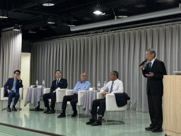 "From right to left: President of the Association of Foreign Relations; former Deputy Minister of Foreign Affairs; former Deputy Director of the American Institute in Taiwan; international affairs professional; Secretary-General of the Association of Foreign Relations / Professor of the Department of Diplomacy at National Chengchi University.