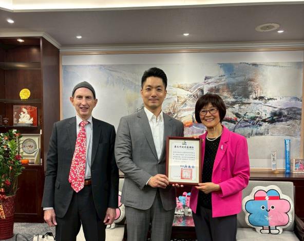 The Mayor Chiang awards certificate of appreciation to PhD. Eugenia Henry.