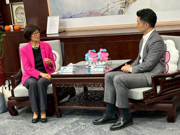 PhD. Eugenia Henry shares her views with the Mayor Chiang.