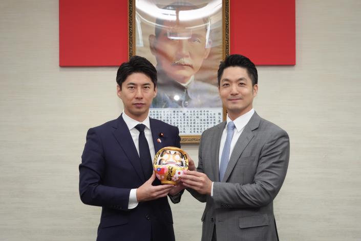Yasutaka Nakasone presents Mayor Wan-an Chiang with a Daruma doll painted with the flags of both countries, symbolizing the steadfast cooperation and determination of youth from both sides to move forward without fear of challenges.