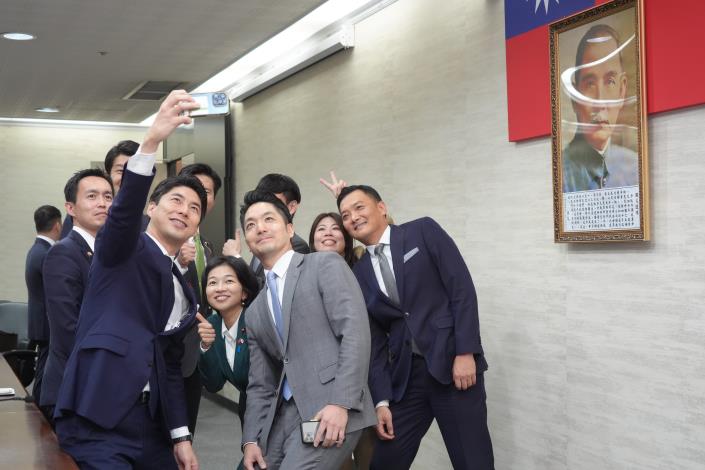 The delegation from the Liberal Democratic Party Youth Division takes a selfie with Mayor Wan-an Chiang and the Taipei City Government team as a memento.