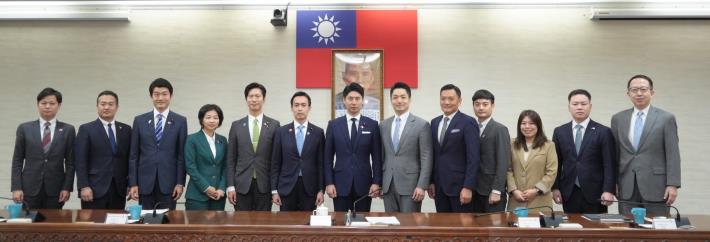 The delegation from the Liberal Democratic Party Youth Division of Japan poses for a group photo with the administrative team of the Taipei City Government.