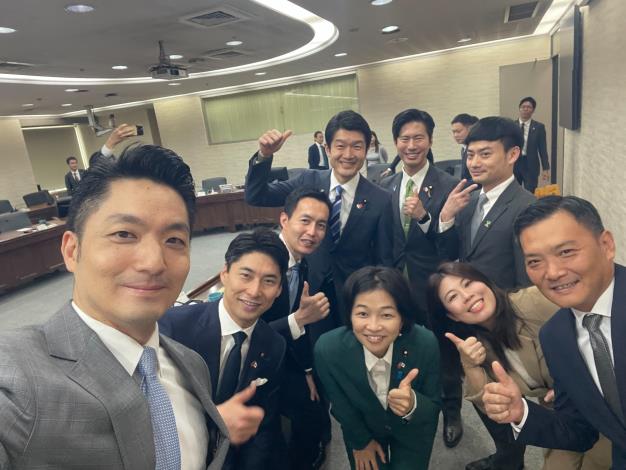 The delegation from the Liberal Democratic Party Youth Division takes a selfie with Mayor Wan-an Chiang and the Taipei City Government team as a memento.