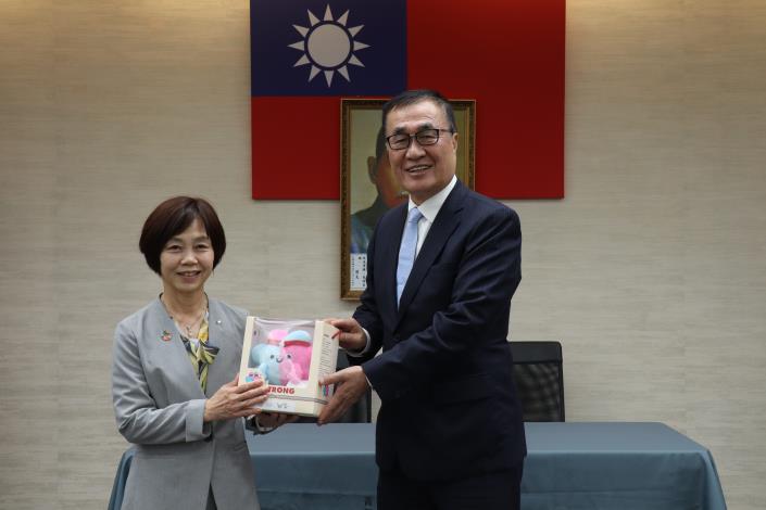 Deputy Mayor of Taipei, Shu-chuan Lee, presents the 2025 Taipei City and New Taipei City World Masters Games mascot, 'Strong,' to Nagoya City’s Deputy Mayor Sugino Midori.