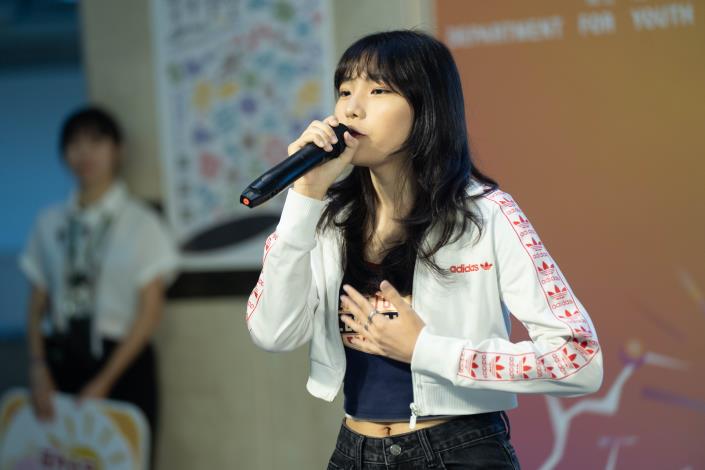 A performance by the Zhongshan Girls' High School Hip-Hop Research Club.