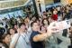 Mayor Wan-an Chiang takes a selfie with international interns from Harvard University, the University of Pennsylvania, Princeton University, and Waseda University.