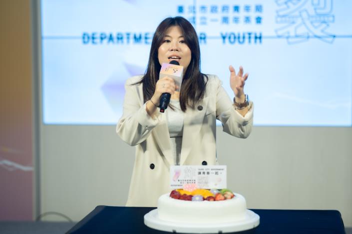 Commissioner of the Department for Youth, Yi-Hsi Chou, delivers a speech.