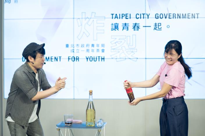 A champagne blasting magic show by “Jianzi Studio.”