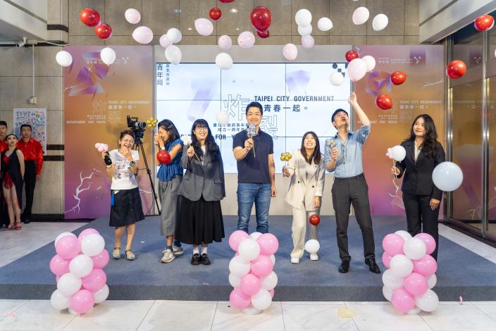 “Unleash the Potential of Youth” opening show — Mayor Wan-an Chiang, Taipei City Councilor Chao-yen Kuo, Research, Development and Evaluation Commission Chairperson Wei Yin, Commissioner of Department for Youth, Yi-Hsi Chou, and youth representatives hold “Youth Ignition Sticks,” representing the moment when Taipei’s youth break through barriers and shine on stage.