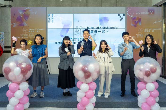 “Unleash the Potential of Youth” opening show — Mayor Wan-an Chiang, Taipei City Councilor Chao-yen Kuo, Research, Development and Evaluation Commission Chairperson Wei Yin, Commissioner of Department for Youth, Yi-Hsi Chou, and youth representatives hold “Youth Ignition Sticks,” representing the moment when Taipei’s youth break through barriers and shine on stage.