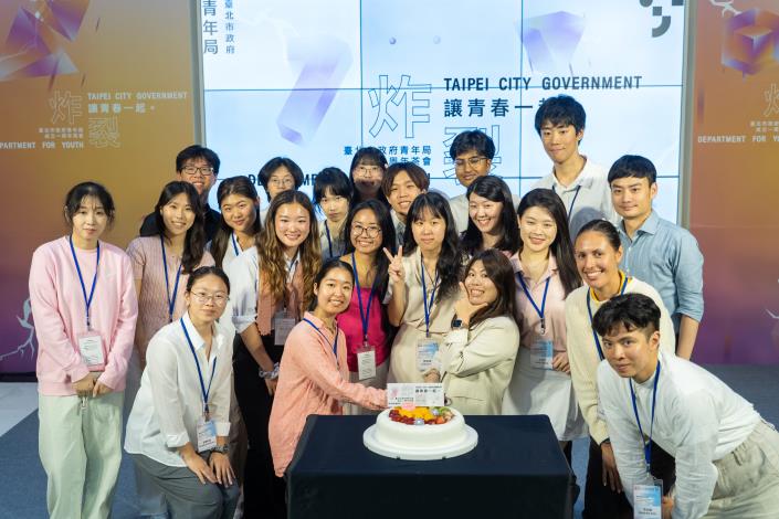 Chairperson of the Research, Development and Evaluation Commission, Wei Yin, Commissioner of the Department for Youth, Yi-hsi Chou, and international interns cut a cake together and celebrate the first anniversary of the Department for Youth.