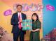 Director General Yadav of the India Taipei Association and Commissioner Yi-hsi Chou of the Department for Youth Bureau, Taipei City Government, exchange gifts