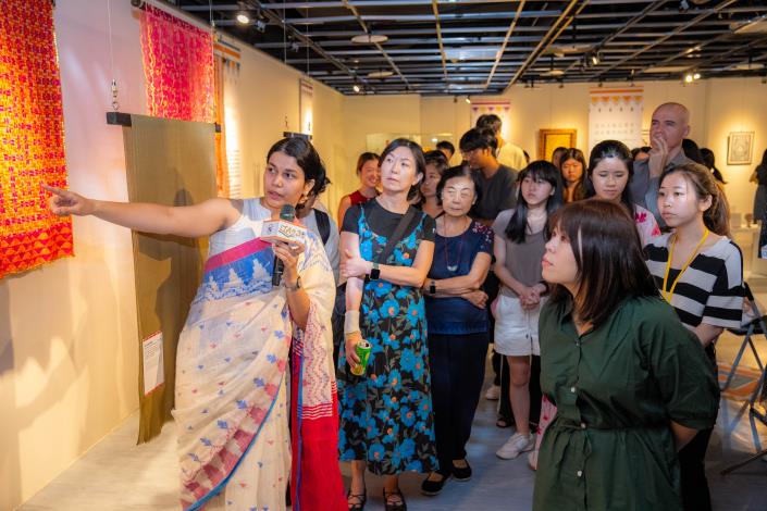 Ms. Nidhi, Assistant Director of the Indian Taipei Association, leads the youth on a tour of the exhibition