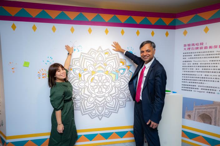 Director General Yadav of the India Taipei Association, and Commissioner Yi-hsi Chou of the Department for Youth, Taipei City Government, leave their handprints together to paint a mandala