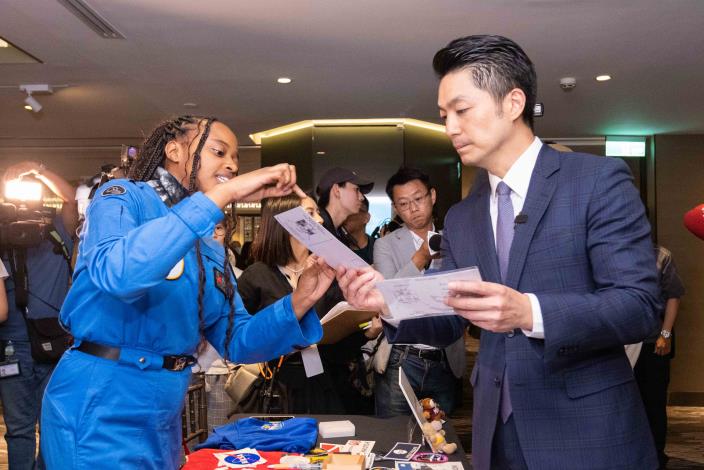 Mayor Wan-an Chiang listens as Janelle Wellons (ispace Space Mission Director) showcases her personal collection of space memorabilia collected from missions she has participated in throughout her career.