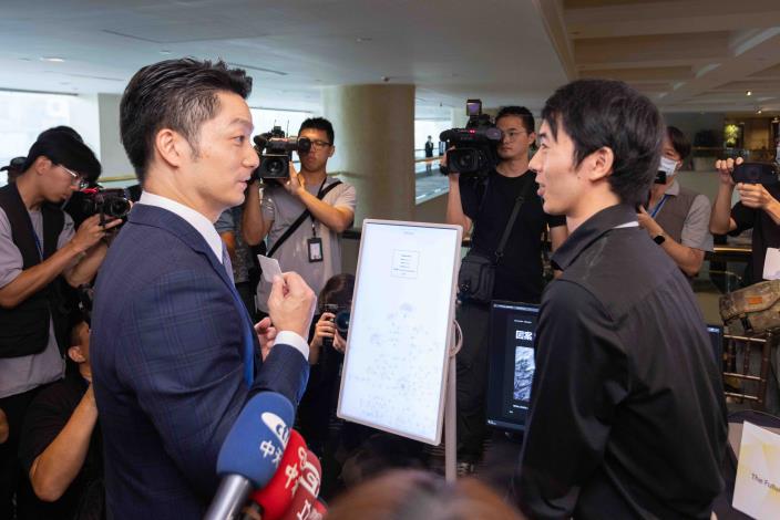 Mayor Wan-an Chiang experiences Awu's generative textile creations, which combine AI and traditional Kyoto crafts.