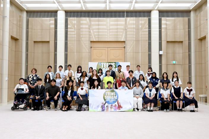 2025 Teens Square Tokyo Project participants and Tokyo Governor Yuriko Koike pose for a photo.