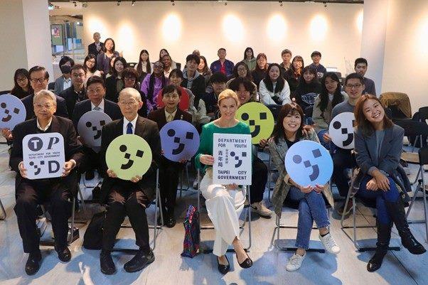 Picture 5: Group photo of the UK exchange lecture.