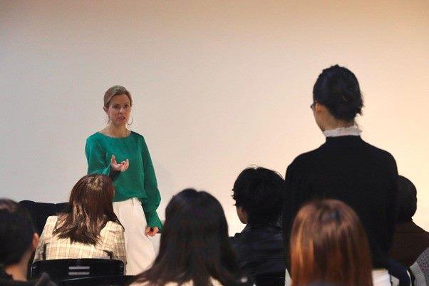 Picture 3: Ms. Ruth Bradley-Jones, Representative of the British Office Taipei, answers questions about preparing for diplomatic life.