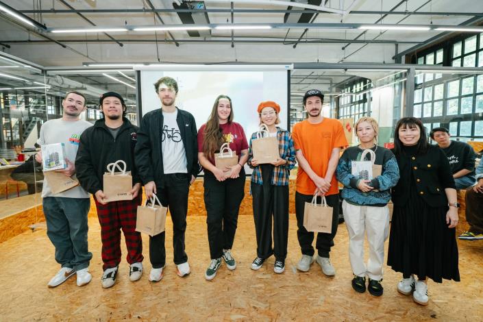 Commissioner Chou Yi-Hsi presents the Department for Youth building blocks to the artists