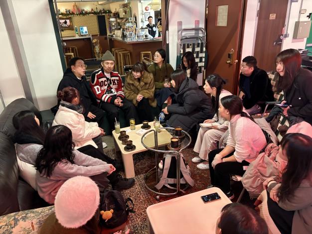 Participants listen to first-hand insights from Seoul’s fashion industry.