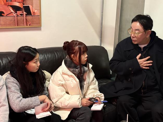 Jung Ku-ho, former Executive Director of Seoul Fashion Week, responding directly to participants’questions.