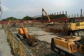 Steel sheet pile retaining wall construction