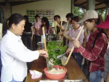 午餐享用切阿麵 燙青菜 滷肉燥加香菇雞湯