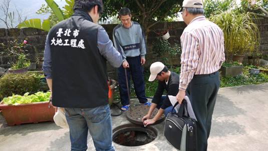 市府人員檢查滯洪沉砂池及排水設施清淤狀況