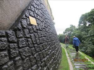 圖2 人工邊坡標示牌