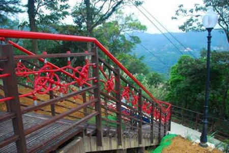 「姻緣線木棧道」中國結欄杆極具喜氣