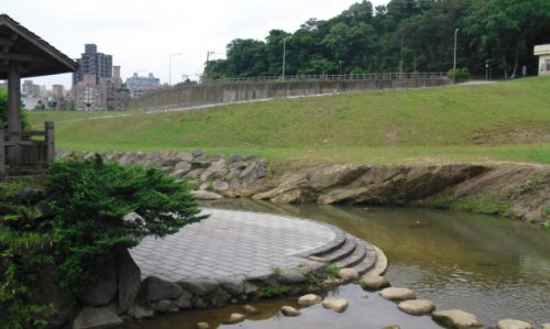 配合溪溝流域較廣處設置之親水平台,最受小朋友喜愛,是很受歡迎之親子活動空間_1