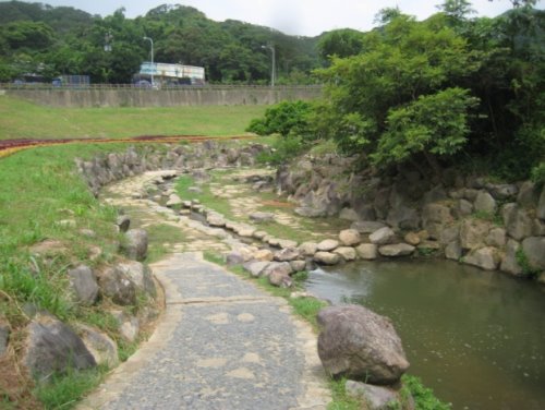 溝溪護岸以天然石塊經表面處理及植生綠化_1