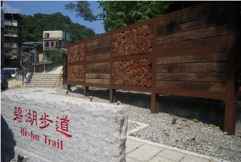 The Geotechnical Engineering Office’s new project, Neihu Road 32 (Bihu Trail), represented the City Government in participating in the “2011 National Award for Excellence in Construction” held by the Real Estate Association Republic of China, and was awarded the Quality Award.