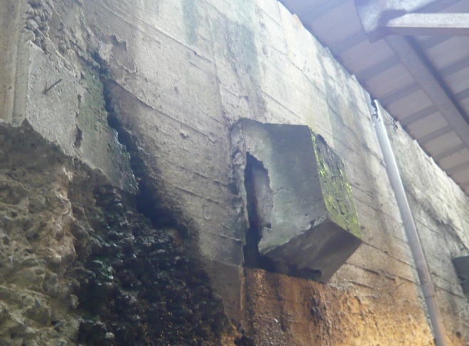 圖三、環境異常徵兆：地錨錨頭開裂滲水