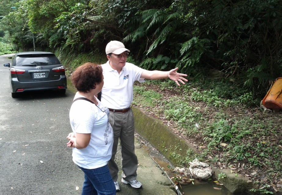 查報員與民眾解說法令