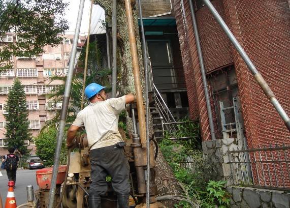 傾斜管：觀測地層有無滑動或位移變化