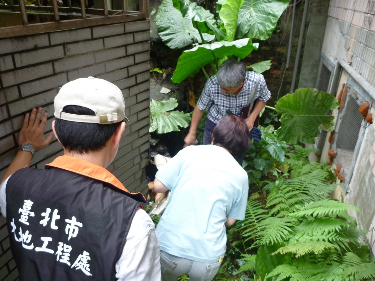 照片1 專業技師走入住宅社區安全檢查，居民齊心關注坡地安全