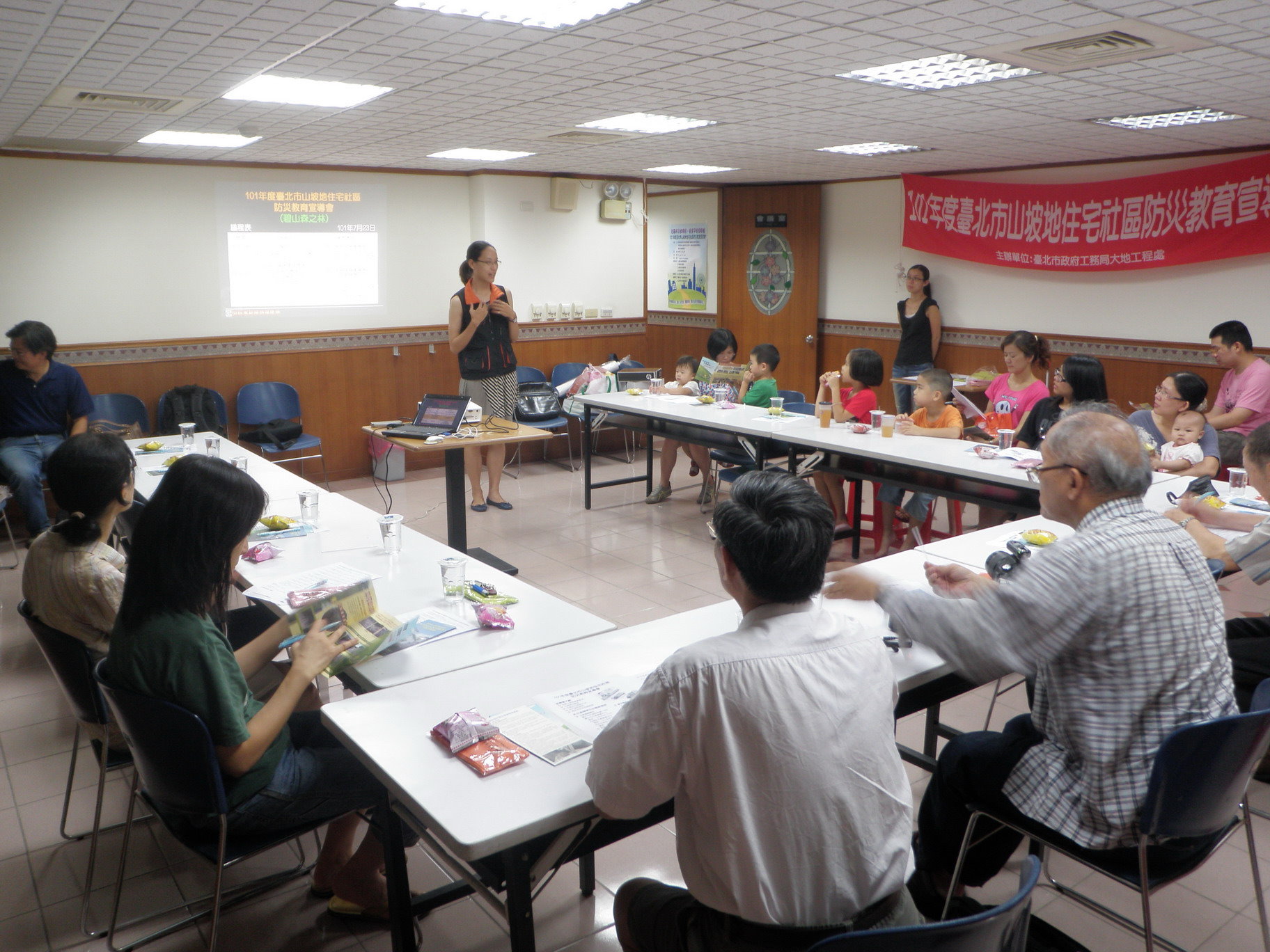 照片2　臺北市政府工務局大地工程處舉辦宣導說明會與居民分享山坡地防災觀念­