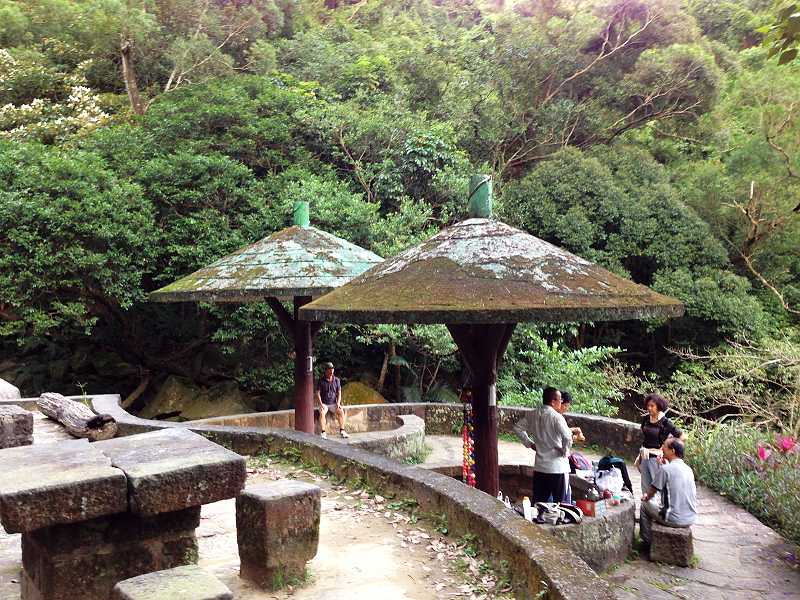溪畔步道底的造型休憩涼亭，極受登山客喜愛!