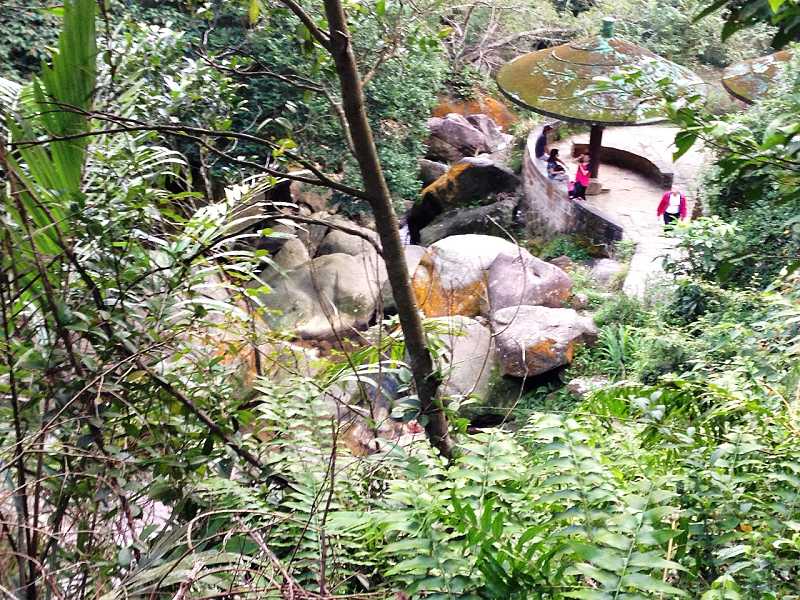 溪畔步道底的造型休憩涼亭，極受登山客喜愛!