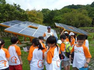 環境教育課程及導覽解說活動中，介紹太陽能光電系統設置原理及宣導節能減碳之目的
