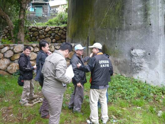 大地處協助山坡地住宅社居進行擋土牆安全檢查