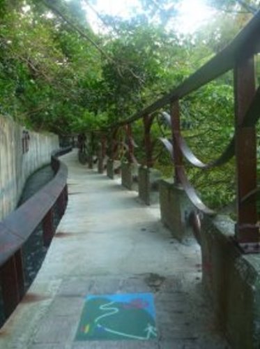 步道與水圳間設置低矮護欄