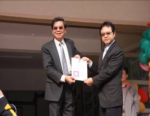 附圖8、大地處黃立遠處長頒發感謝狀予萬芳高中(附設國中部)楊萬賀校長呂洞