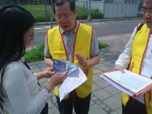 現場宣導摺頁發放及解說