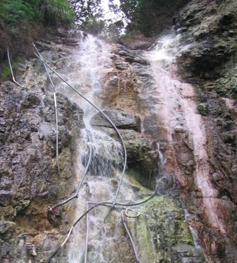 陽明山公園溫泉滲出區為一表面有銹染的瀑布狀岩壁 