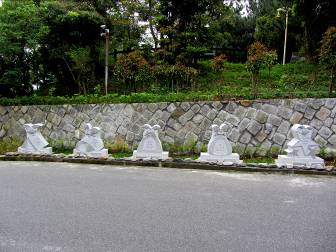 碧山露營場入口石雕